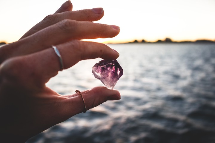 Tenemos piedras que nos acompañan como talismanes.  Amatista./Shutterstock.