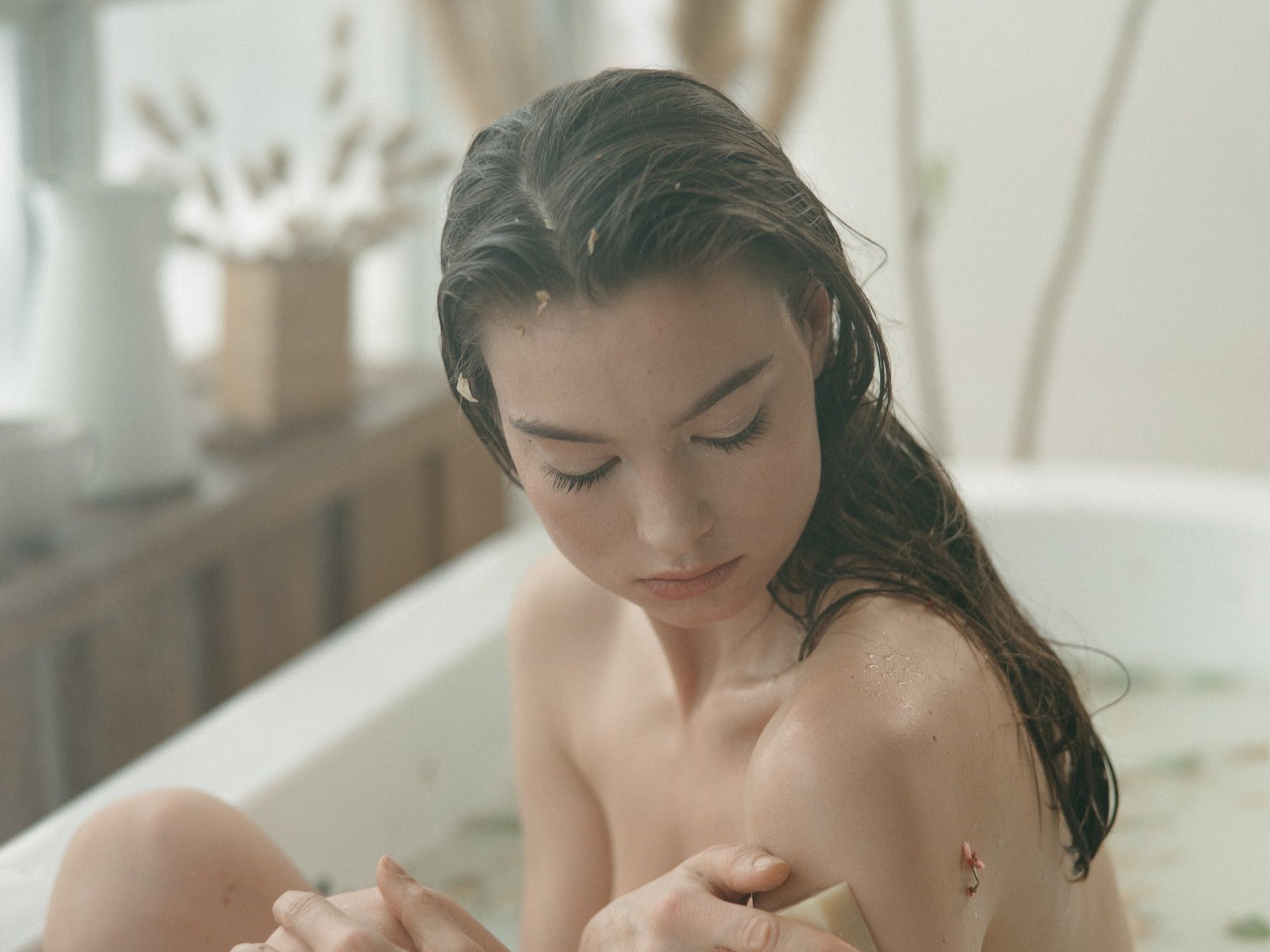 Baño de hierbas.  Para ganar dinero y prosperidad./ Foto: Yaroslav Shuraev para Pexels.